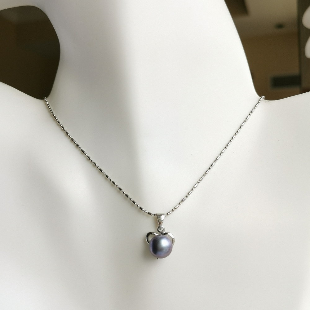 Smoke Grey pearl pendant necklace in heart shaped setting 🆕